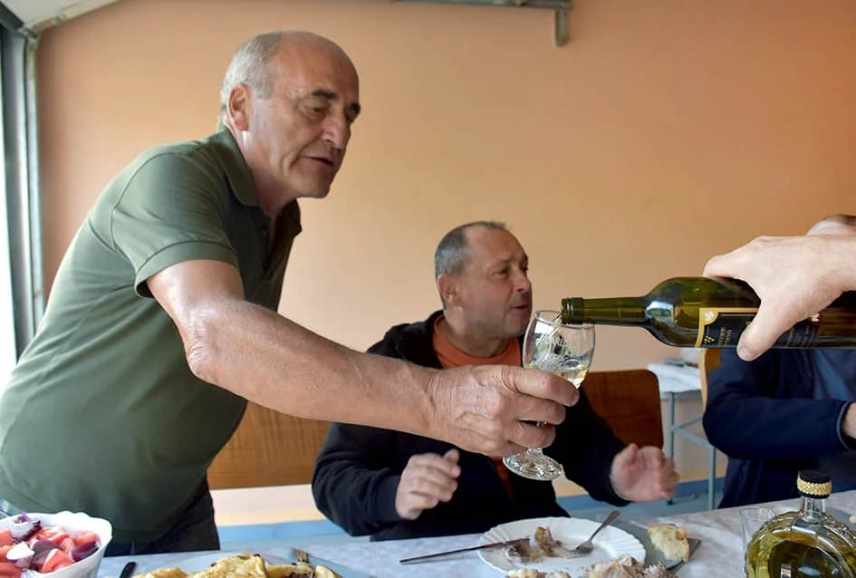 VIZITACIJA U PODRUMU JOZE ŠOŠIĆA U POŽEGI: Uz pečeno janje kušali mladu graševinu