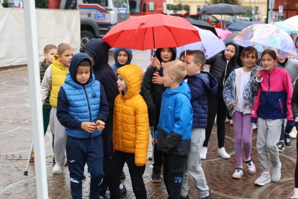 Pokazna vježba u prigodi obilježavanja 25. obljetnice Javne vatrogasne postrojbe grada Požege: Brojni mališani poželjeli biti vatrogasac!