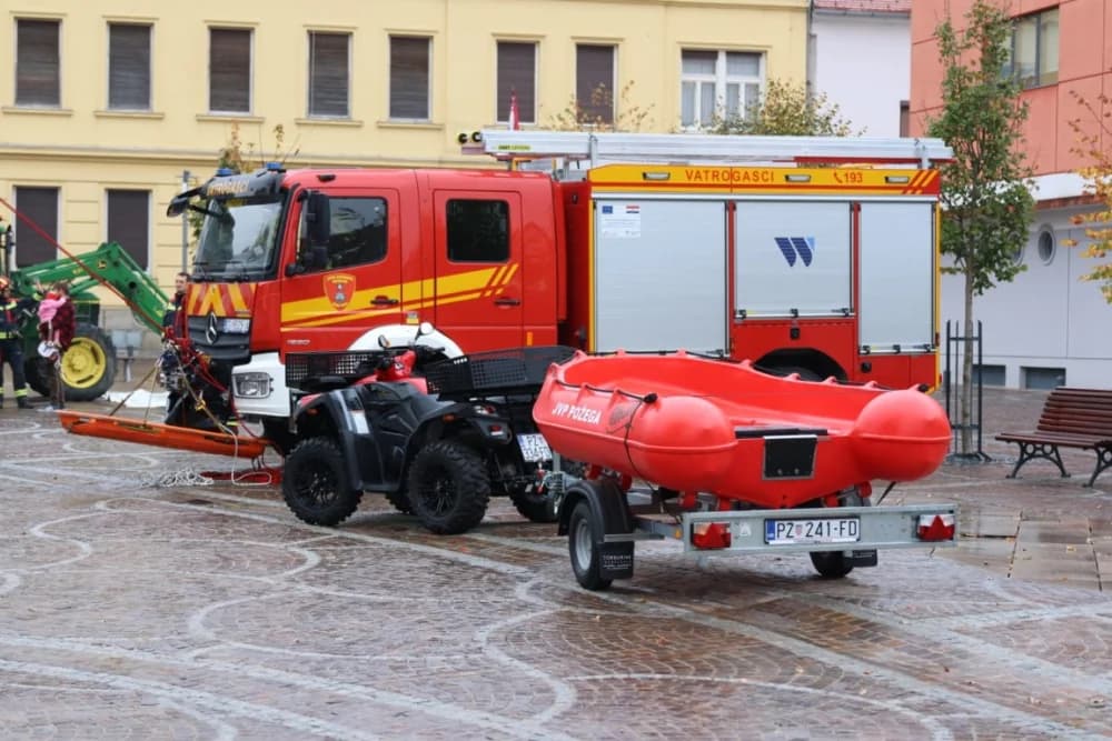 Pokazna vježba u prigodi obilježavanja 25. obljetnice Javne vatrogasne postrojbe grada Požege: Brojni mališani poželjeli biti vatrogasac!