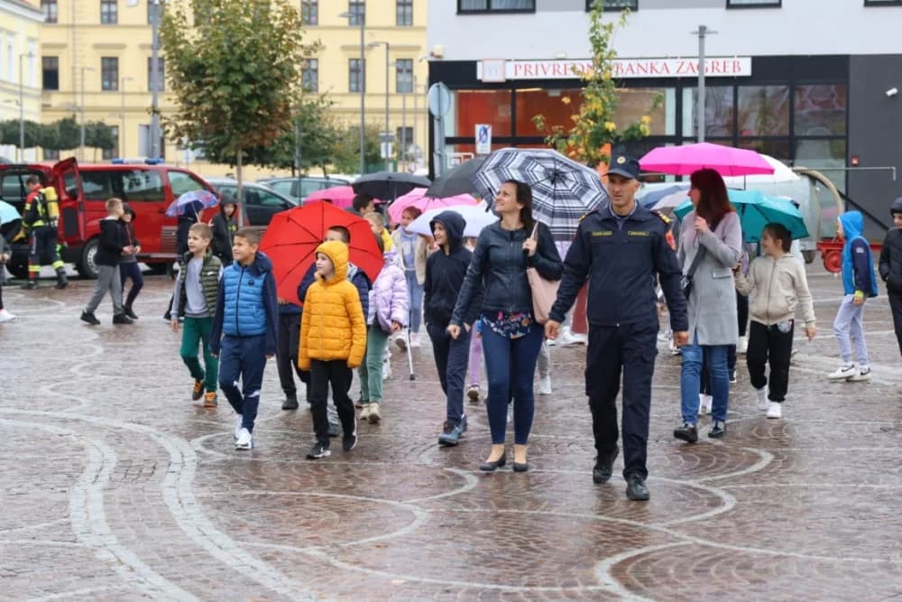 Pokazna vježba u prigodi obilježavanja 25. obljetnice Javne vatrogasne postrojbe grada Požege: Brojni mališani poželjeli biti vatrogasac!