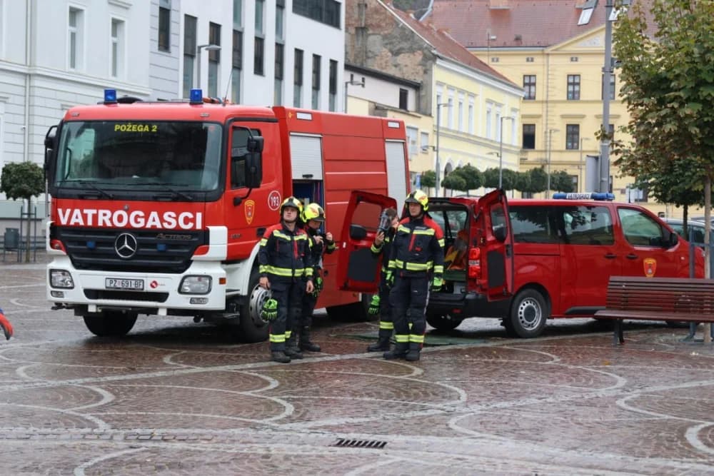 Pokazna vježba u prigodi obilježavanja 25. obljetnice Javne vatrogasne postrojbe grada Požege: Brojni mališani poželjeli biti vatrogasac!