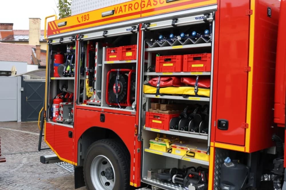 Pokazna vježba u prigodi obilježavanja 25. obljetnice Javne vatrogasne postrojbe grada Požege: Brojni mališani poželjeli biti vatrogasac!