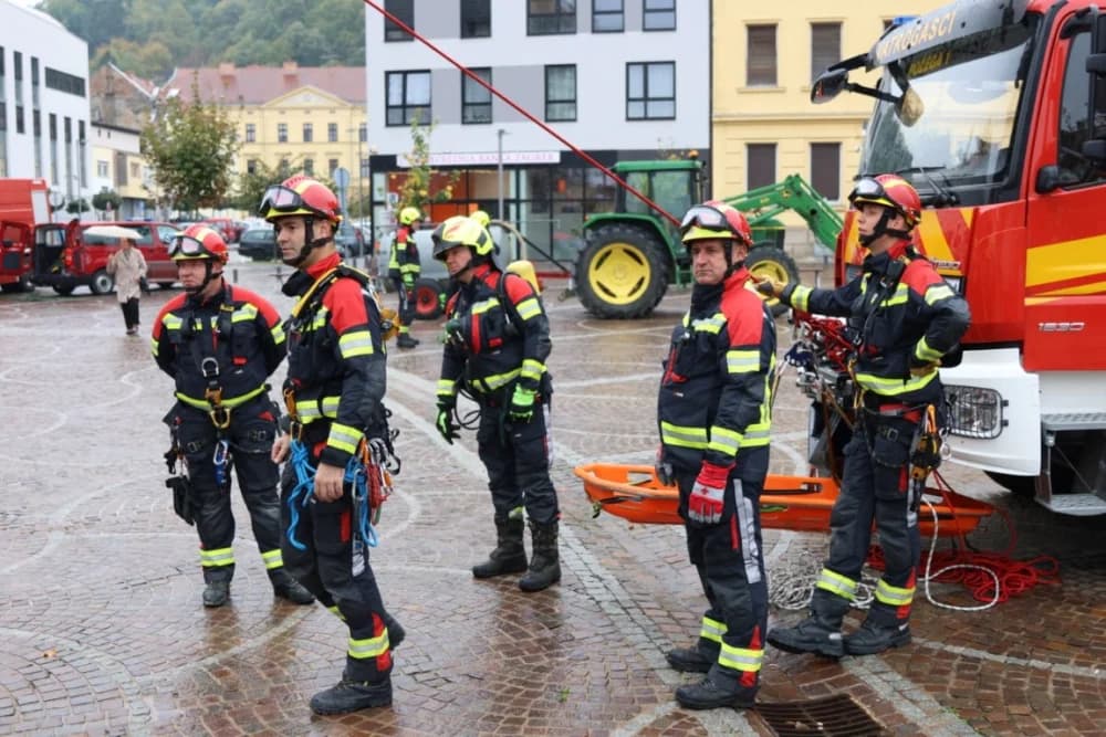 Pokazna vježba u prigodi obilježavanja 25. obljetnice Javne vatrogasne postrojbe grada Požege: Brojni mališani poželjeli biti vatrogasac!