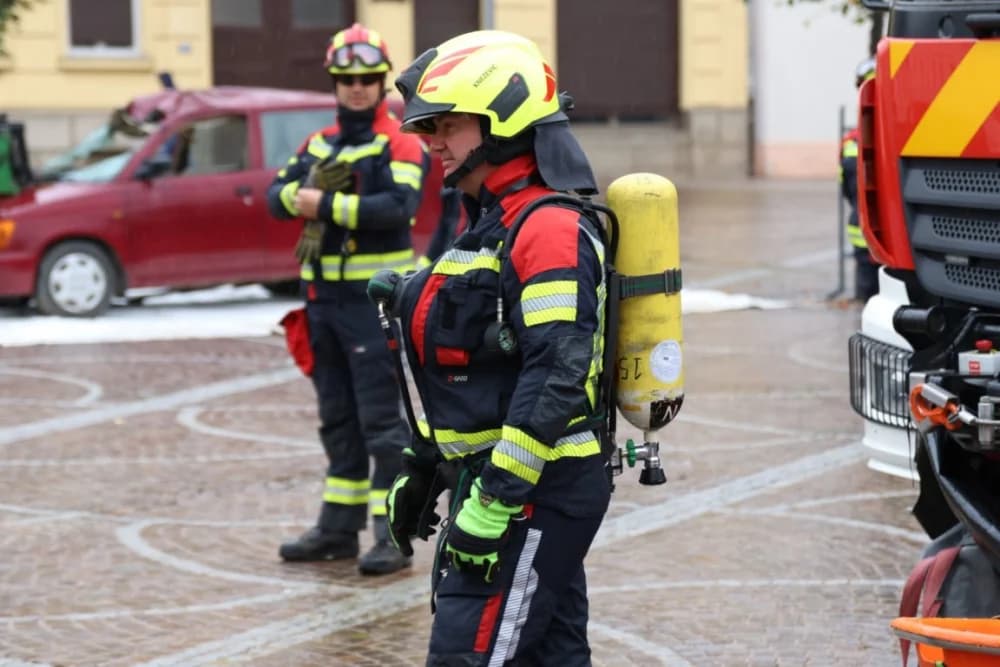 Pokazna vježba u prigodi obilježavanja 25. obljetnice Javne vatrogasne postrojbe grada Požege: Brojni mališani poželjeli biti vatrogasac!