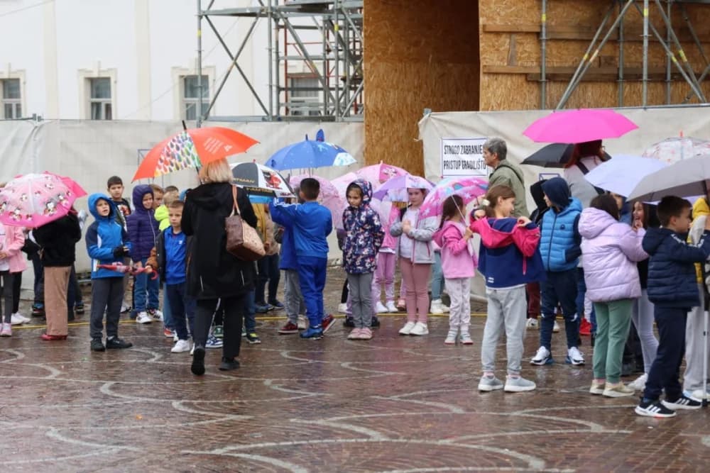 Pokazna vježba u prigodi obilježavanja 25. obljetnice Javne vatrogasne postrojbe grada Požege: Brojni mališani poželjeli biti vatrogasac!