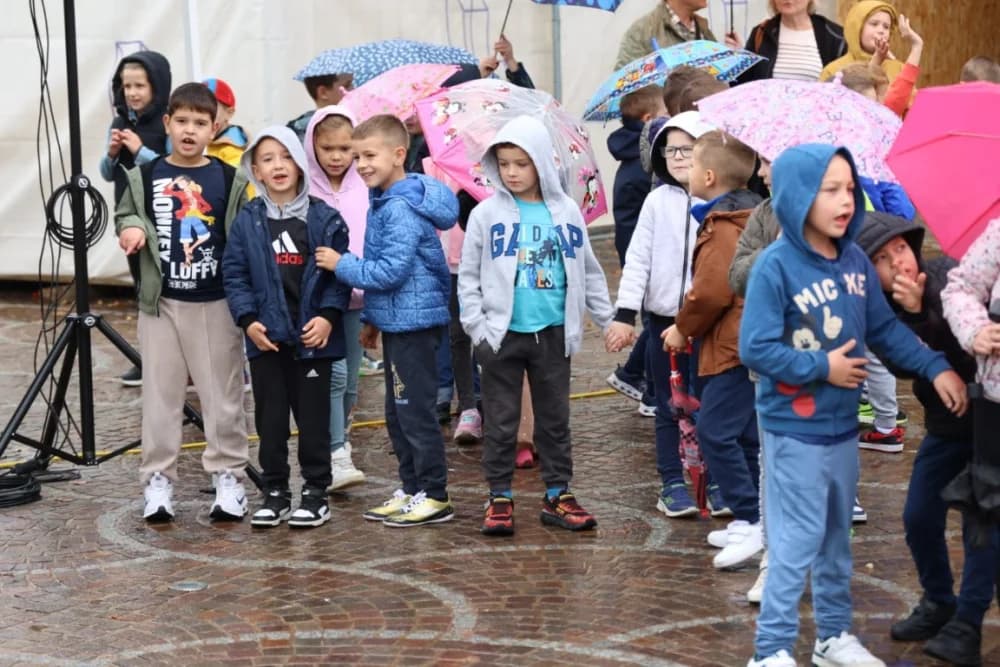 Pokazna vježba u prigodi obilježavanja 25. obljetnice Javne vatrogasne postrojbe grada Požege: Brojni mališani poželjeli biti vatrogasac!