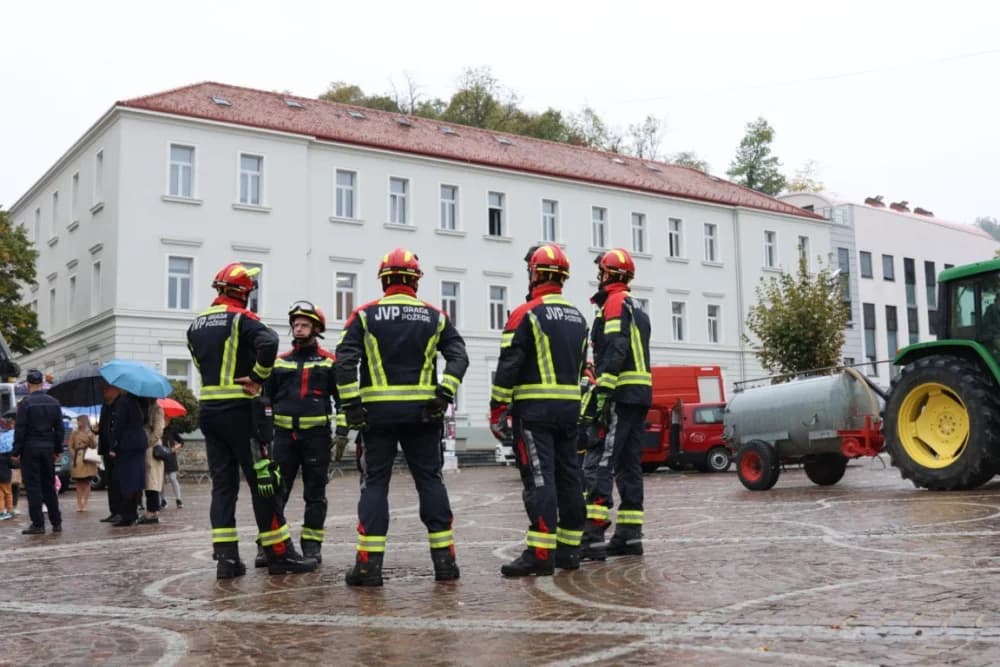 Pokazna vježba u prigodi obilježavanja 25. obljetnice Javne vatrogasne postrojbe grada Požege: Brojni mališani poželjeli biti vatrogasac!