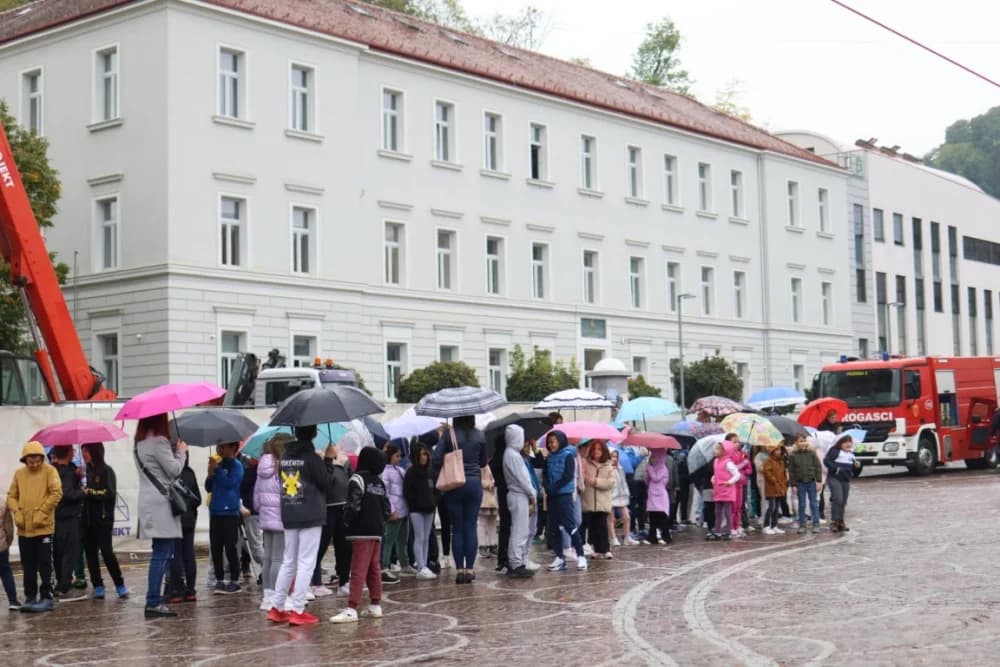 Pokazna vježba u prigodi obilježavanja 25. obljetnice Javne vatrogasne postrojbe grada Požege: Brojni mališani poželjeli biti vatrogasac!