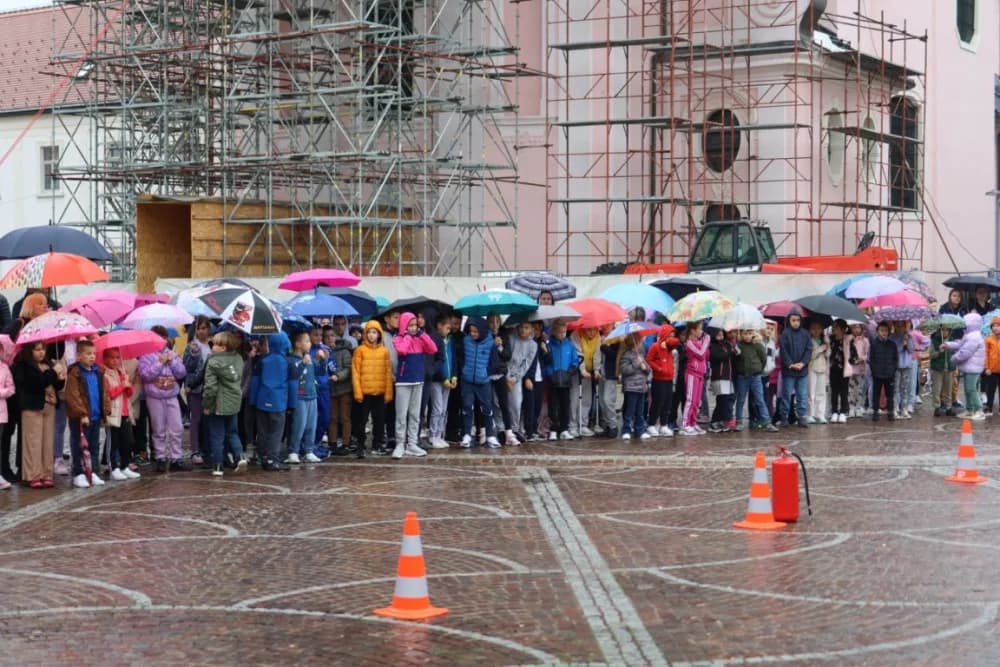 Pokazna vježba u prigodi obilježavanja 25. obljetnice Javne vatrogasne postrojbe grada Požege: Brojni mališani poželjeli biti vatrogasac!