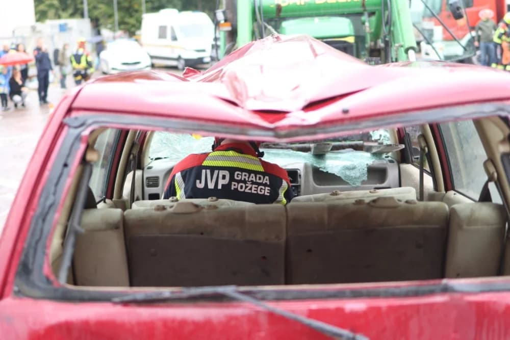 Pokazna vježba u prigodi obilježavanja 25. obljetnice Javne vatrogasne postrojbe grada Požege: Brojni mališani poželjeli biti vatrogasac!