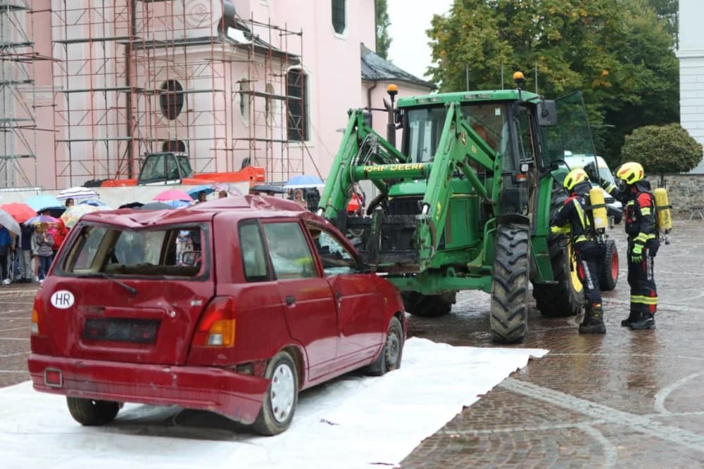 Pokazna vježba u prigodi obilježavanja 25. obljetnice Javne vatrogasne postrojbe grada Požege: Brojni mališani poželjeli biti vatrogasac!