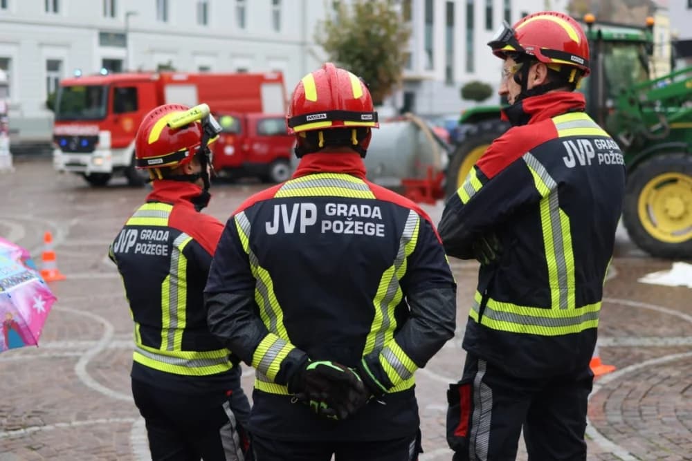 Pokazna vježba u prigodi obilježavanja 25. obljetnice Javne vatrogasne postrojbe grada Požege: Brojni mališani poželjeli biti vatrogasac!
