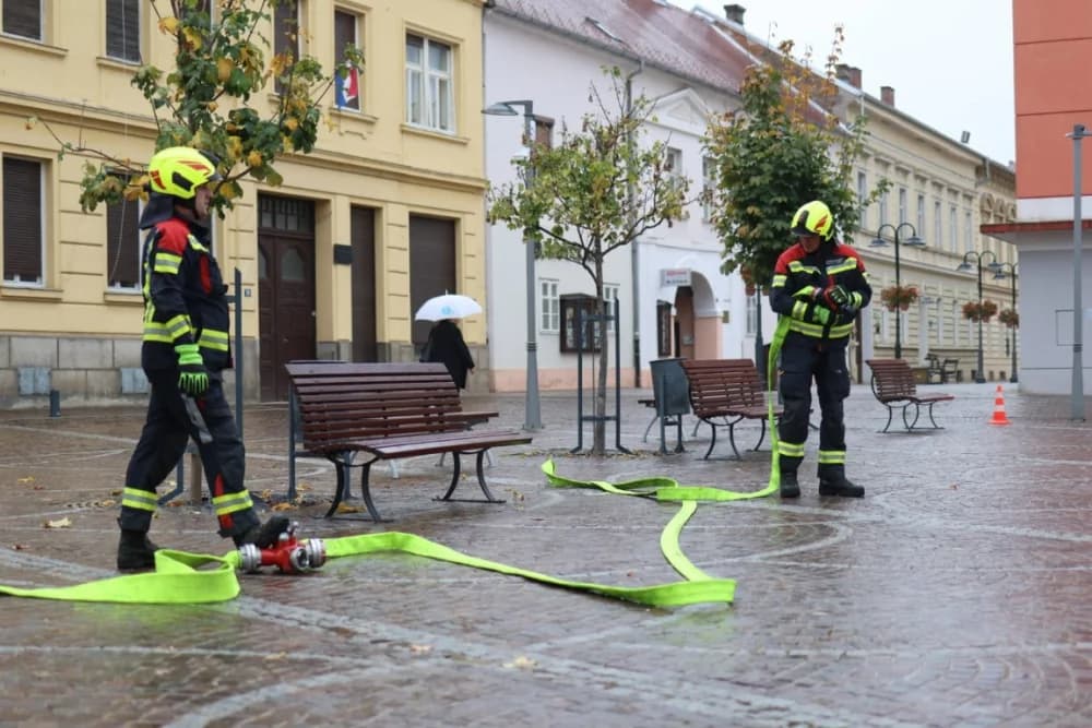 Pokazna vježba u prigodi obilježavanja 25. obljetnice Javne vatrogasne postrojbe grada Požege: Brojni mališani poželjeli biti vatrogasac!