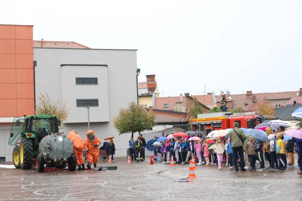 Pokazna vježba u prigodi obilježavanja 25. obljetnice Javne vatrogasne postrojbe grada Požege: Brojni mališani poželjeli biti vatrogasac!