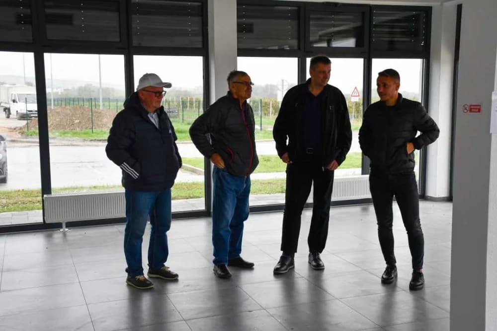 Gradonačrlnik Budimir u obilasku novoizgrađenog Kulturnog centra u Kutjevu zajedno s predstavnicima udruga