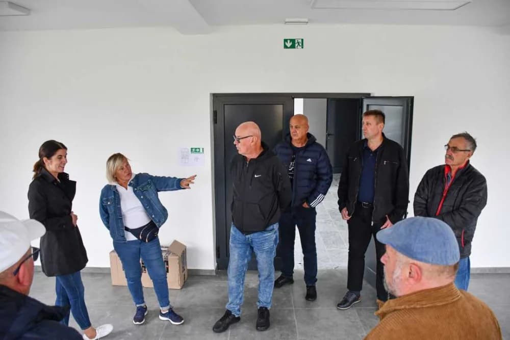 Gradonačrlnik Budimir u obilasku novoizgrađenog Kulturnog centra u Kutjevu zajedno s predstavnicima udruga