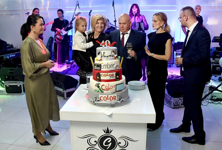 40 GODINA COLORA: Goran Šutalo primio priznanje HGK, a Tomislav Zeba nagradu tvrtke za 30 godina rada, te Blanka Zeba i Marinko Topić za 35 godina