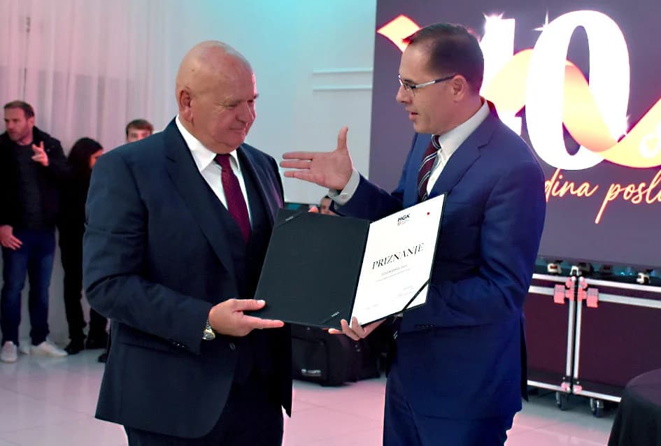 40 GODINA COLORA: Goran Šutalo primio priznanje HGK, a Tomislav Zeba nagradu tvrtke za 30 godina rada, te Blanka Zeba i Marinko Topić za 35 godina