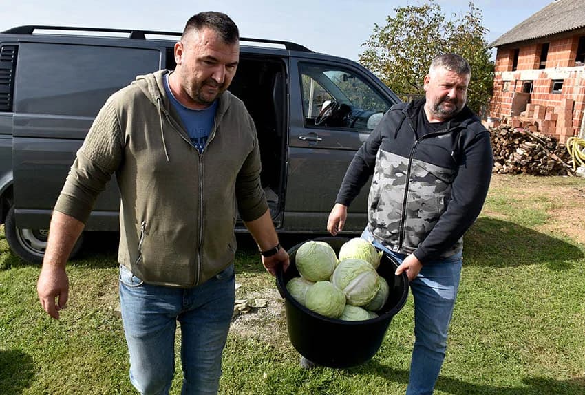 Pripreme za momačku večer Andrije Puljaševića braći i roditeljima pojačali prijatelji i susjedi
