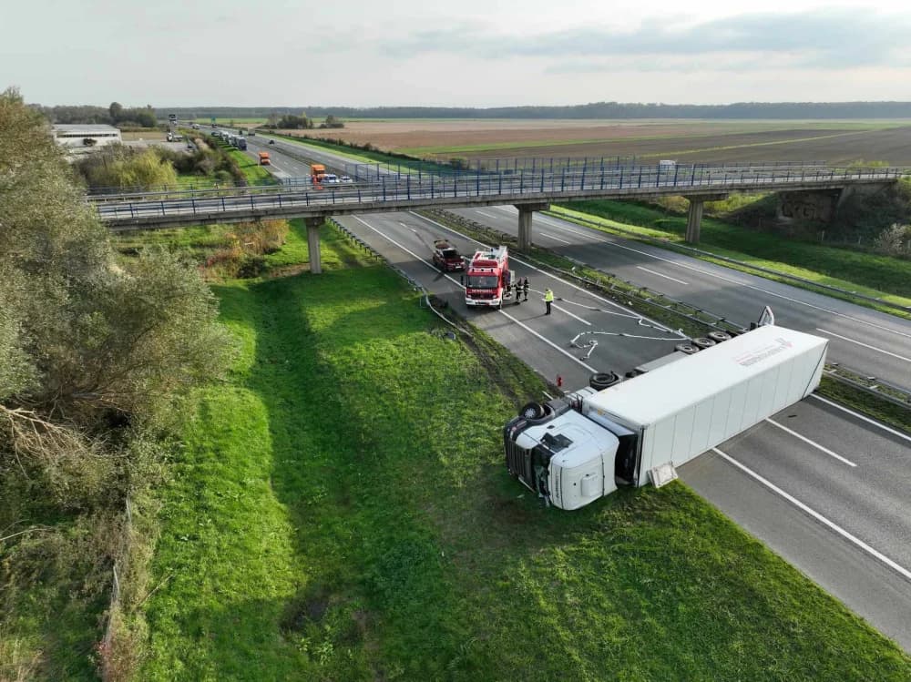 Tako to rade požeško tamburaši Paori - zasvirali na sred autoputa kod Novske dok su čekali prolazak zbog prometne nesreće