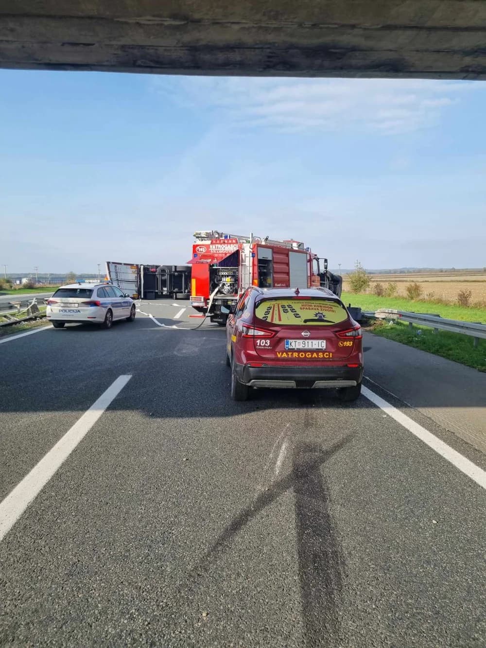 Tako to rade požeško tamburaši Paori - zasvirali na sred autoputa kod Novske dok su čekali prolazak zbog prometne nesreće