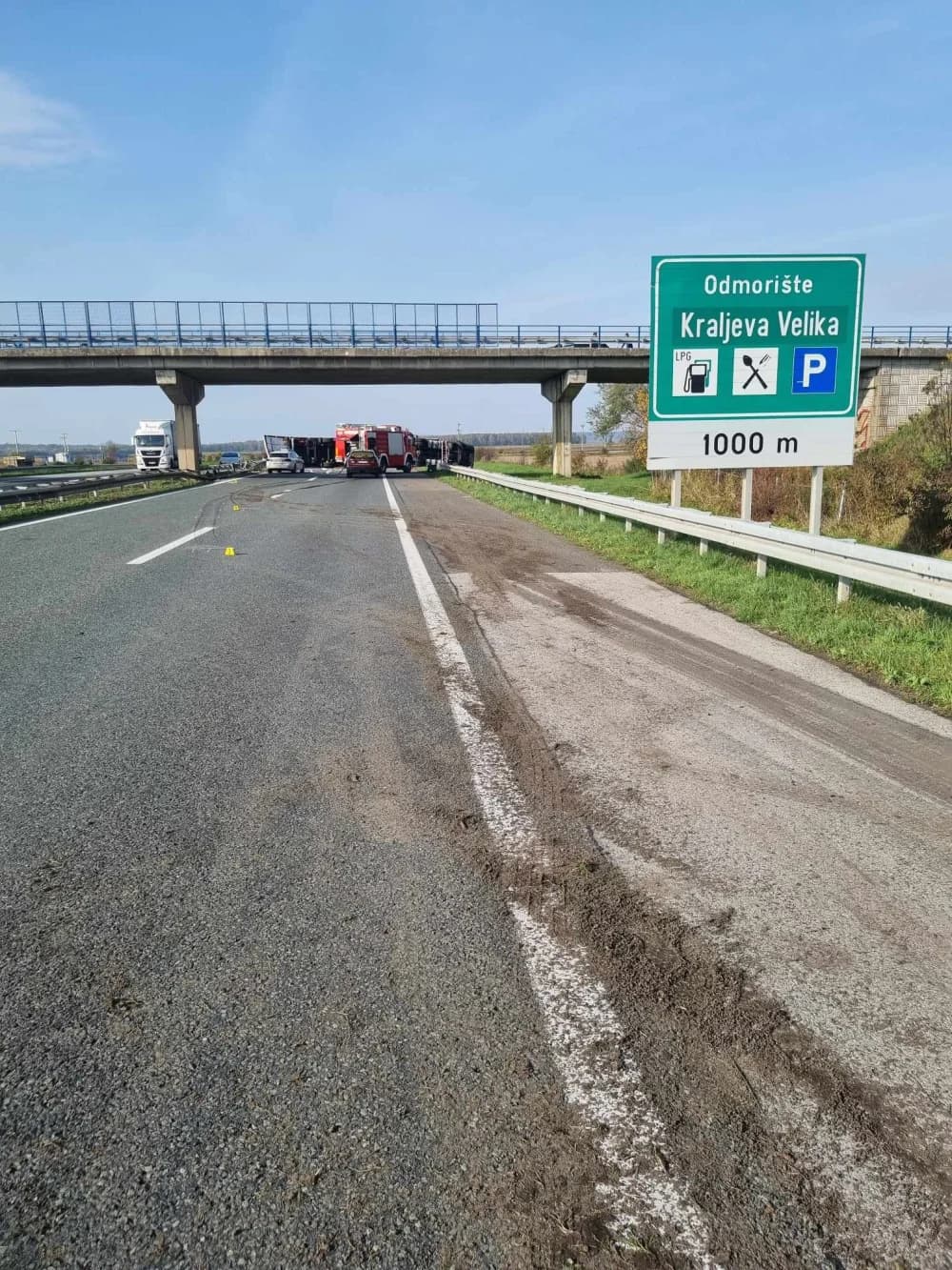 Tako to rade požeško tamburaši Paori - zasvirali na sred autoputa kod Novske dok su čekali prolazak zbog prometne nesreće