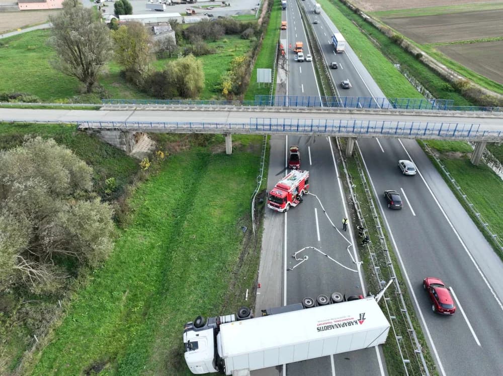 Tako to rade požeško tamburaši Paori - zasvirali na sred autoputa kod Novske dok su čekali prolazak zbog prometne nesreće