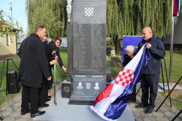 ZNAK TRAJNOG SJEĆANJA I ZAHVALNOSTI: U Zagrađu otkrivena spomen-ploča poginulim braniteljima Ivici Luciću i Ivici Uremoviću