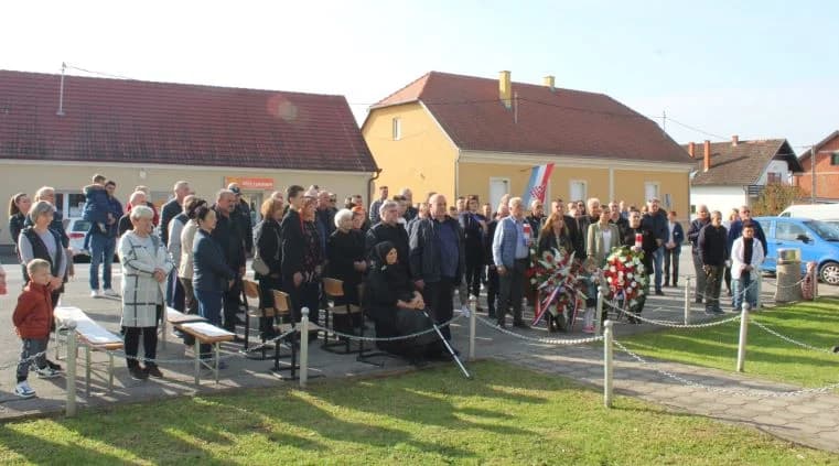 ZNAK TRAJNOG SJEĆANJA I ZAHVALNOSTI: U Zagrađu otkrivena spomen-ploča poginulim braniteljima Ivici Luciću i Ivici Uremoviću