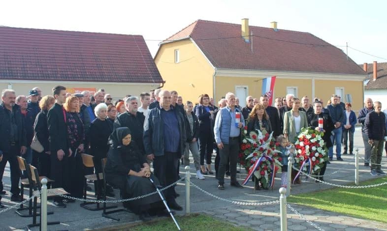 ZNAK TRAJNOG SJEĆANJA I ZAHVALNOSTI: U Zagrađu otkrivena spomen-ploča poginulim braniteljima Ivici Luciću i Ivici Uremoviću
