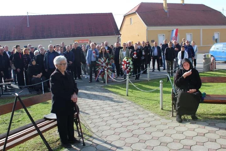 ZNAK TRAJNOG SJEĆANJA I ZAHVALNOSTI: U Zagrađu otkrivena spomen-ploča poginulim braniteljima Ivici Luciću i Ivici Uremoviću