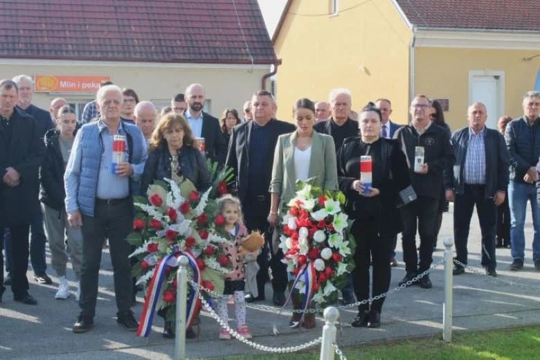 ZNAK TRAJNOG SJEĆANJA I ZAHVALNOSTI: U Zagrađu otkrivena spomen-ploča poginulim braniteljima Ivici Luciću i Ivici Uremoviću