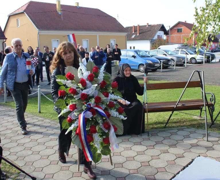ZNAK TRAJNOG SJEĆANJA I ZAHVALNOSTI: U Zagrađu otkrivena spomen-ploča poginulim braniteljima Ivici Luciću i Ivici Uremoviću