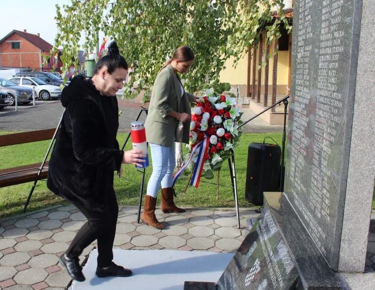 ZNAK TRAJNOG SJEĆANJA I ZAHVALNOSTI: U Zagrađu otkrivena spomen-ploča poginulim braniteljima Ivici Luciću i Ivici Uremoviću