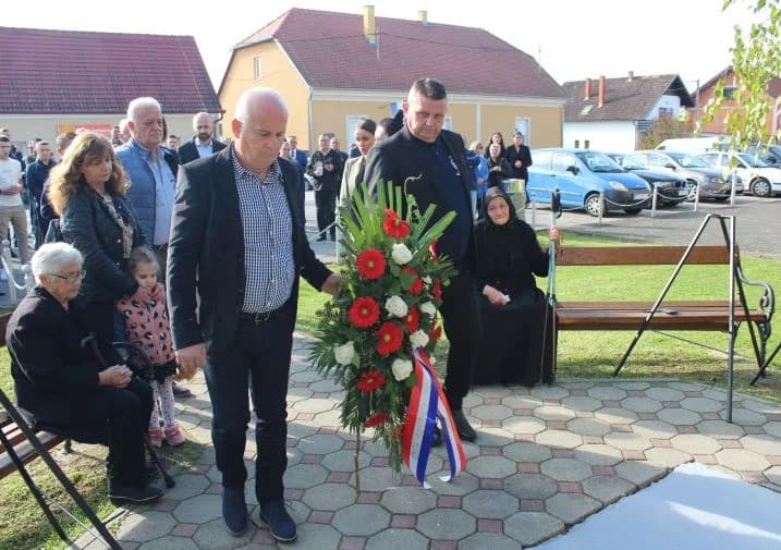 ZNAK TRAJNOG SJEĆANJA I ZAHVALNOSTI: U Zagrađu otkrivena spomen-ploča poginulim braniteljima Ivici Luciću i Ivici Uremoviću