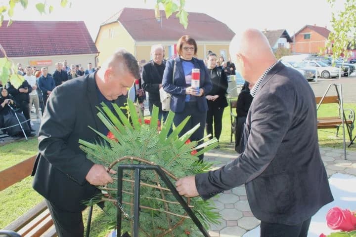 ZNAK TRAJNOG SJEĆANJA I ZAHVALNOSTI: U Zagrađu otkrivena spomen-ploča poginulim braniteljima Ivici Luciću i Ivici Uremoviću