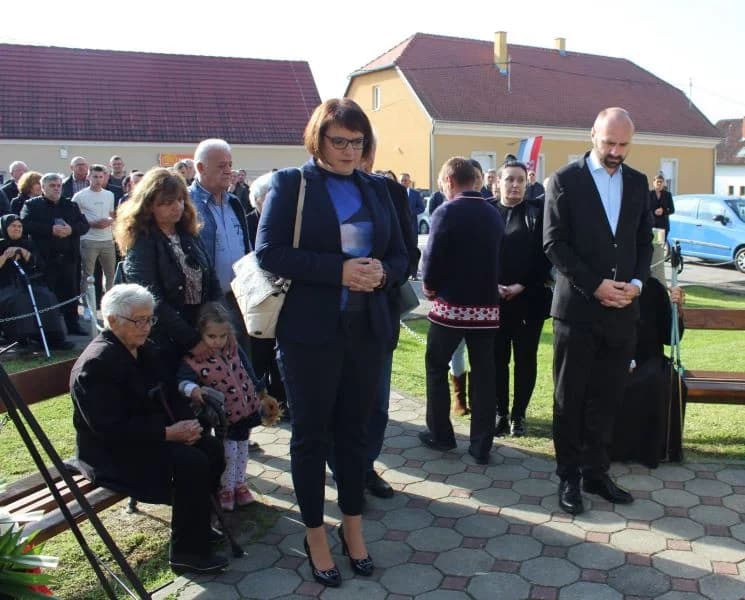 ZNAK TRAJNOG SJEĆANJA I ZAHVALNOSTI: U Zagrađu otkrivena spomen-ploča poginulim braniteljima Ivici Luciću i Ivici Uremoviću