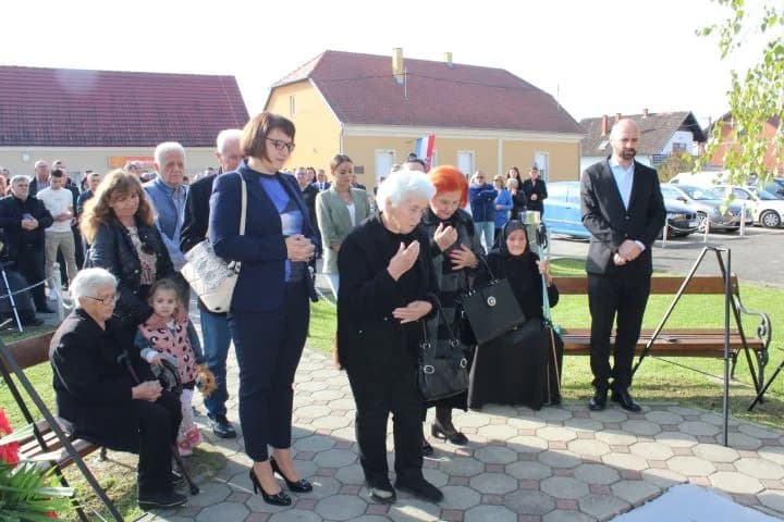ZNAK TRAJNOG SJEĆANJA I ZAHVALNOSTI: U Zagrađu otkrivena spomen-ploča poginulim braniteljima Ivici Luciću i Ivici Uremoviću