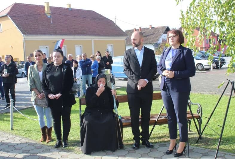 ZNAK TRAJNOG SJEĆANJA I ZAHVALNOSTI: U Zagrađu otkrivena spomen-ploča poginulim braniteljima Ivici Luciću i Ivici Uremoviću