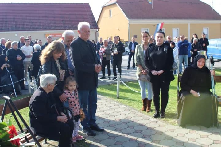 ZNAK TRAJNOG SJEĆANJA I ZAHVALNOSTI: U Zagrađu otkrivena spomen-ploča poginulim braniteljima Ivici Luciću i Ivici Uremoviću