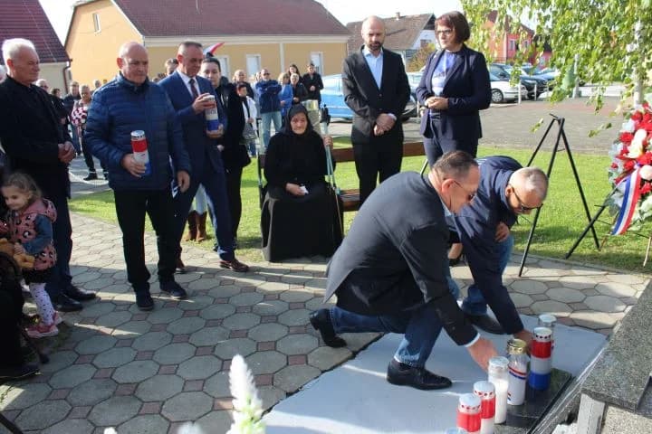 ZNAK TRAJNOG SJEĆANJA I ZAHVALNOSTI: U Zagrađu otkrivena spomen-ploča poginulim braniteljima Ivici Luciću i Ivici Uremoviću