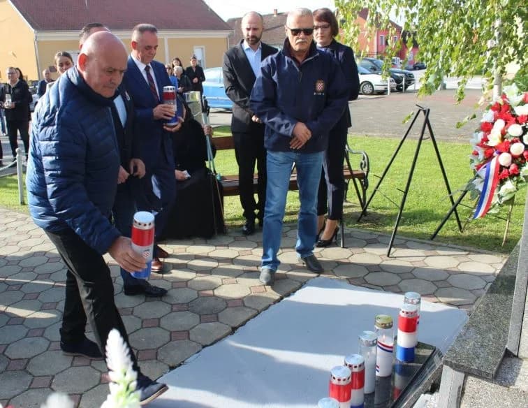 ZNAK TRAJNOG SJEĆANJA I ZAHVALNOSTI: U Zagrađu otkrivena spomen-ploča poginulim braniteljima Ivici Luciću i Ivici Uremoviću