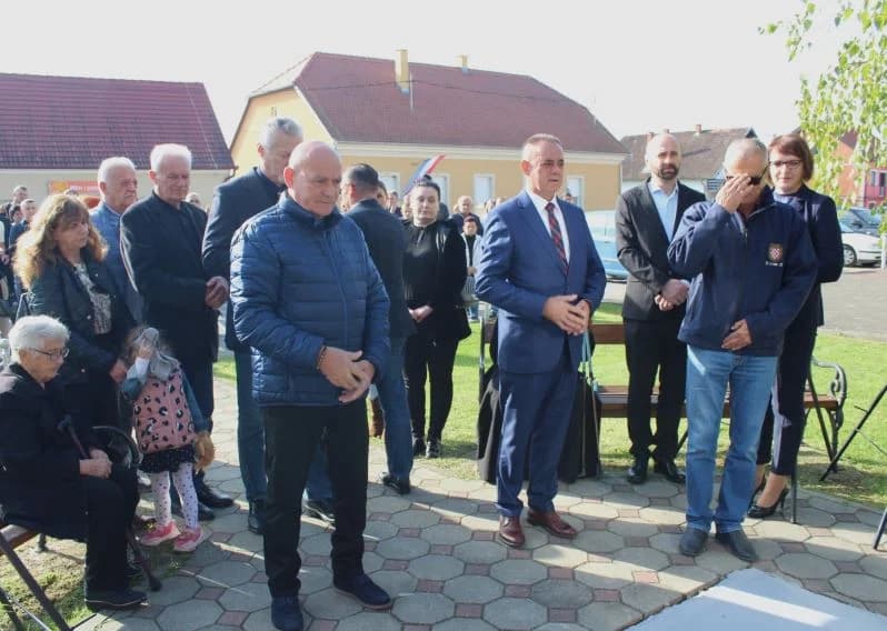 ZNAK TRAJNOG SJEĆANJA I ZAHVALNOSTI: U Zagrađu otkrivena spomen-ploča poginulim braniteljima Ivici Luciću i Ivici Uremoviću