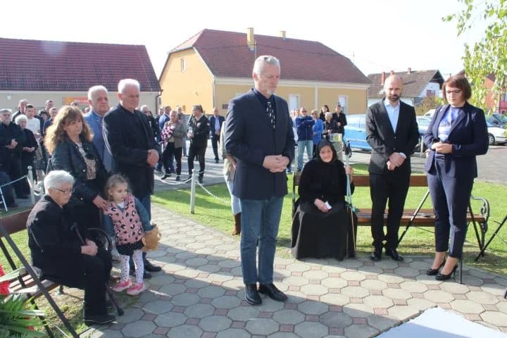 ZNAK TRAJNOG SJEĆANJA I ZAHVALNOSTI: U Zagrađu otkrivena spomen-ploča poginulim braniteljima Ivici Luciću i Ivici Uremoviću