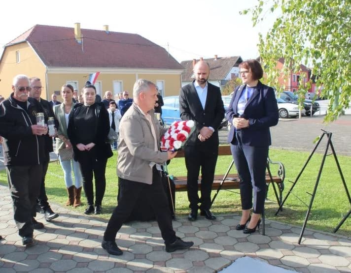 ZNAK TRAJNOG SJEĆANJA I ZAHVALNOSTI: U Zagrađu otkrivena spomen-ploča poginulim braniteljima Ivici Luciću i Ivici Uremoviću