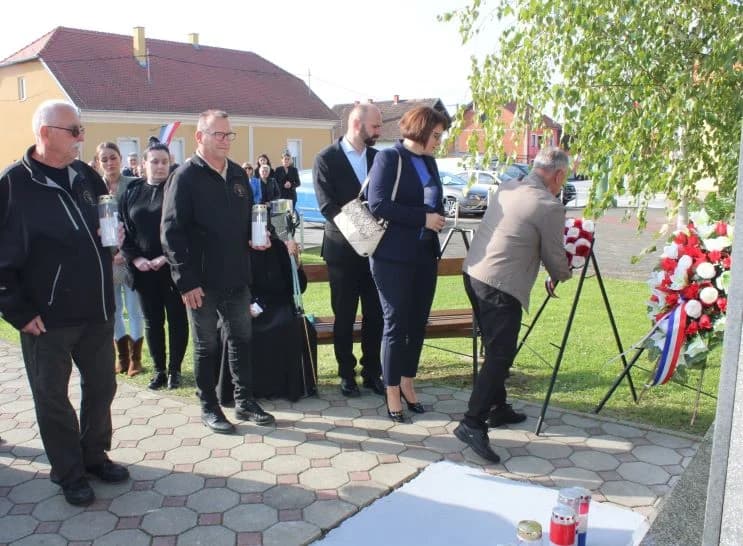 ZNAK TRAJNOG SJEĆANJA I ZAHVALNOSTI: U Zagrađu otkrivena spomen-ploča poginulim braniteljima Ivici Luciću i Ivici Uremoviću