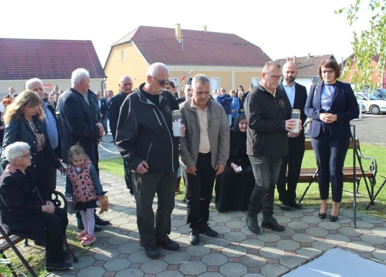 ZNAK TRAJNOG SJEĆANJA I ZAHVALNOSTI: U Zagrađu otkrivena spomen-ploča poginulim braniteljima Ivici Luciću i Ivici Uremoviću
