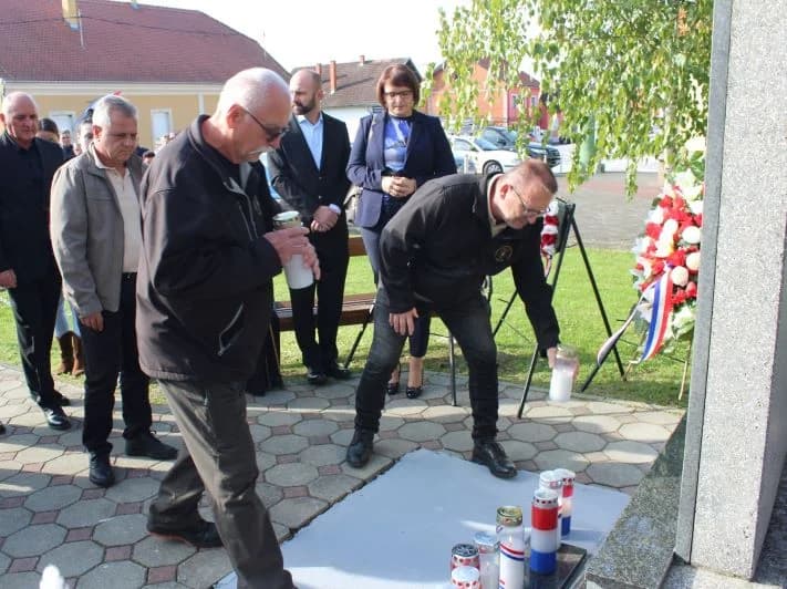 ZNAK TRAJNOG SJEĆANJA I ZAHVALNOSTI: U Zagrađu otkrivena spomen-ploča poginulim braniteljima Ivici Luciću i Ivici Uremoviću