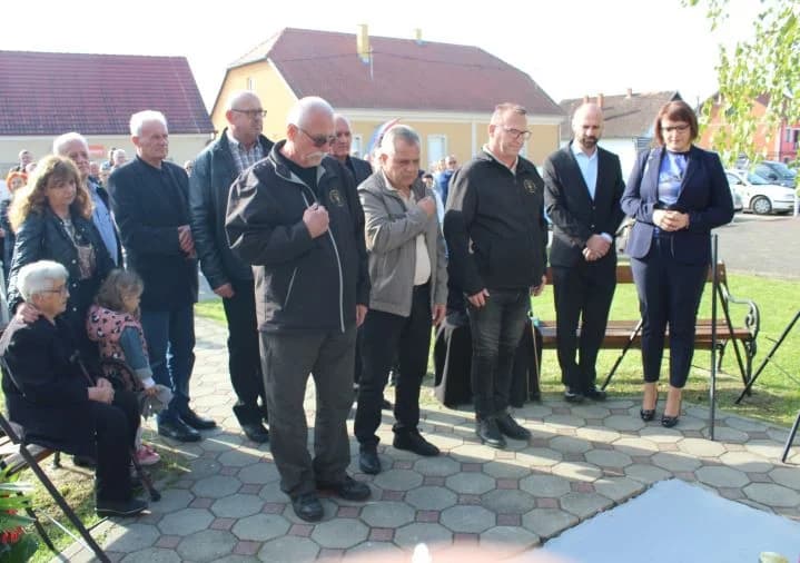 ZNAK TRAJNOG SJEĆANJA I ZAHVALNOSTI: U Zagrađu otkrivena spomen-ploča poginulim braniteljima Ivici Luciću i Ivici Uremoviću