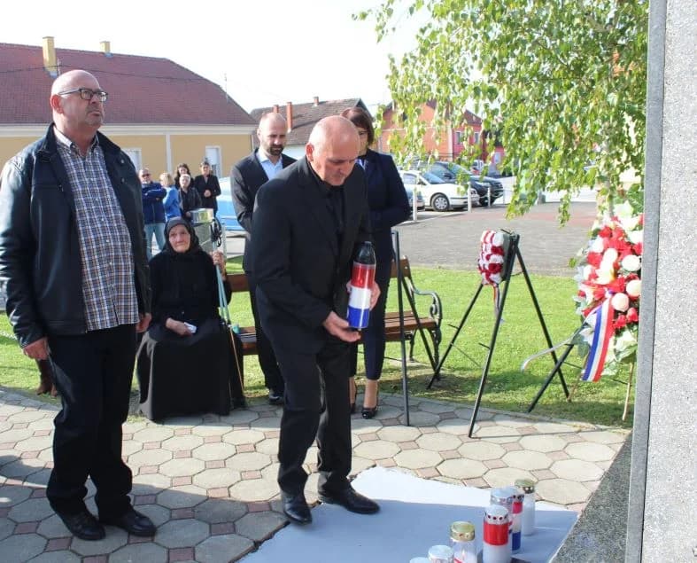ZNAK TRAJNOG SJEĆANJA I ZAHVALNOSTI: U Zagrađu otkrivena spomen-ploča poginulim braniteljima Ivici Luciću i Ivici Uremoviću